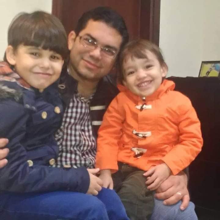 الأب والطفلين 