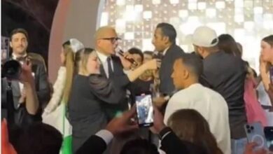 عمرو دياب يصفع شخص