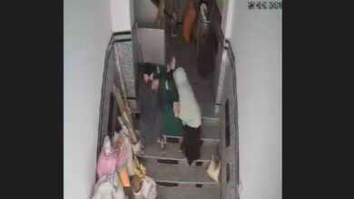 تعدى زوجته بالشبشب على والدته