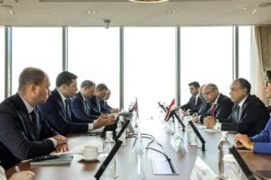 وزير الخارجية يجتمع مع وزير الصناعة والتجارة الروسي