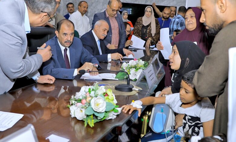 محافظ سوهاج يبحث شكاوى المواطنين