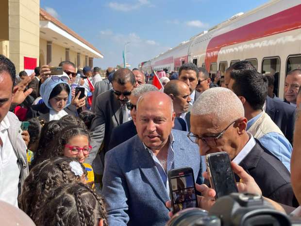 كامل الوزير يستقبل أول قطار بدخل سيناء