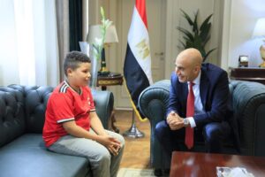 وزير التعليم مع الطالب علي