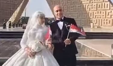 حفل زفاف أمام النصب التذكاري