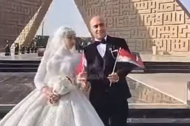حفل زفاف أمام النصب التذكاري