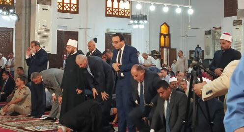 وزير الأوقاف يؤدي صلاة الجمعة