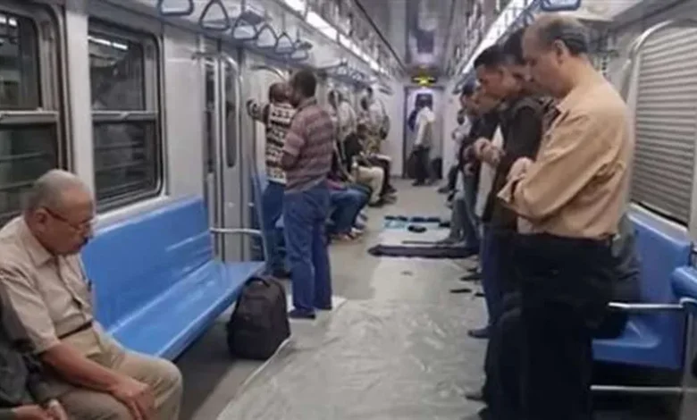 الصلاة في عربات المترو