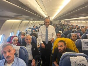 وزير الخارجية يصطحب ٢٩٤ مواطنًا لإعادتهم إلى أرض الوطن
