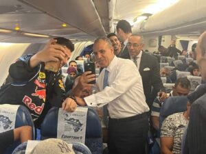 وزير الخارجية يصطحب ٢٩٤ مواطنًا لإعادتهم إلى أرض الوطن