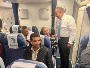 وزير الخارجية يصطحب ٢٩٤ مواطنًا لإعادتهم إلى أرض الوطن