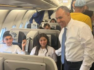 وزير الخارجية يصطحب ٢٩٤ مواطنًا لإعادتهم إلى أرض الوطن