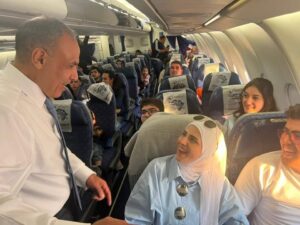 وزير الخارجية يصطحب ٢٩٤ مواطنًا لإعادتهم إلى أرض الوطن