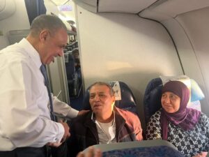 وزير الخارجية يصطحب ٢٩٤ مواطنًا لإعادتهم إلى أرض الوطن