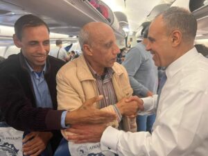 وزير الخارجية يصطحب ٢٩٤ مواطنًا لإعادتهم إلى أرض الوطن