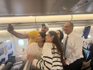 وزير الخارجية يصطحب ٢٩٤ مواطنًا لإعادتهم إلى أرض الوطن