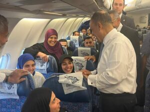 وزير الخارجية يصطحب ٢٩٤ مواطنًا لإعادتهم إلى أرض الوطن