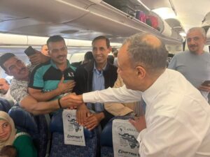 وزير الخارجية يصطحب ٢٩٤ مواطنًا لإعادتهم إلى أرض الوطن