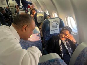 وزير الخارجية يصطحب ٢٩٤ مواطنًا لإعادتهم إلى أرض الوطن