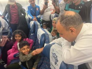 وزير الخارجية يصطحب ٢٩٤ مواطنًا لإعادتهم إلى أرض الوطن