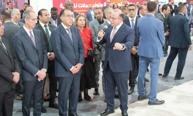 رئيس الوزراء يتفقد جناح هيئة الرقابة المالية في معرض القاهرة للتكنولوجيا Cairo ICT