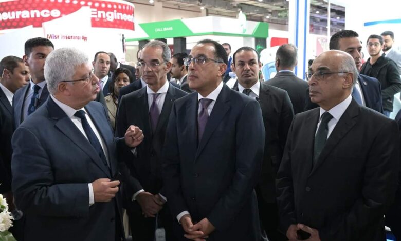رئيس الوزراء يتفقد جناح وزارة التعليم العالي والبحث العلمي