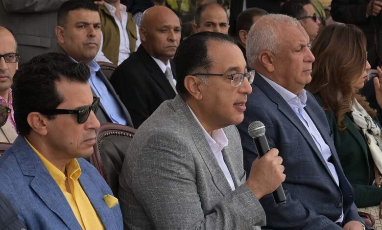 رئيس الوزراء يفتتح نادي الهجن والفروسية الدولي في الخارجة بالوادي الجديد