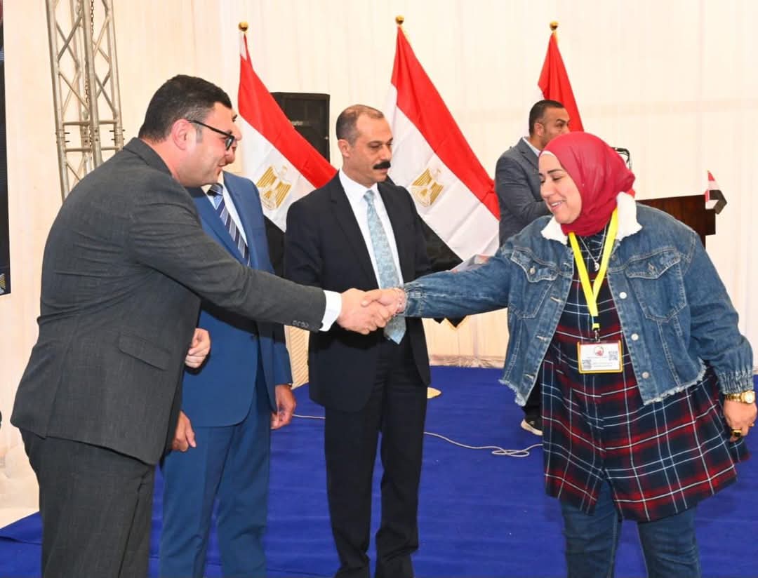 وزير الإسكان يسلم محاضر استلام أراضٍ جديدة بالعبور