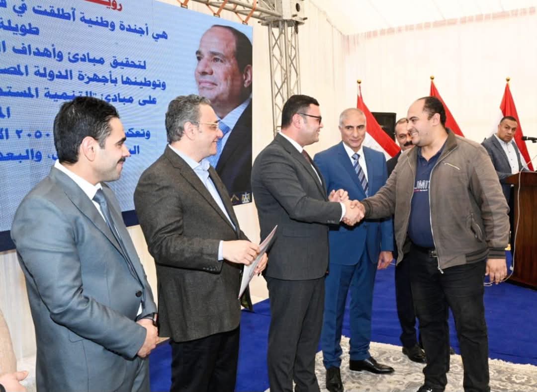وزير الإسكان يسلم محاضر استلام أراضٍ جديدة بالعبور
