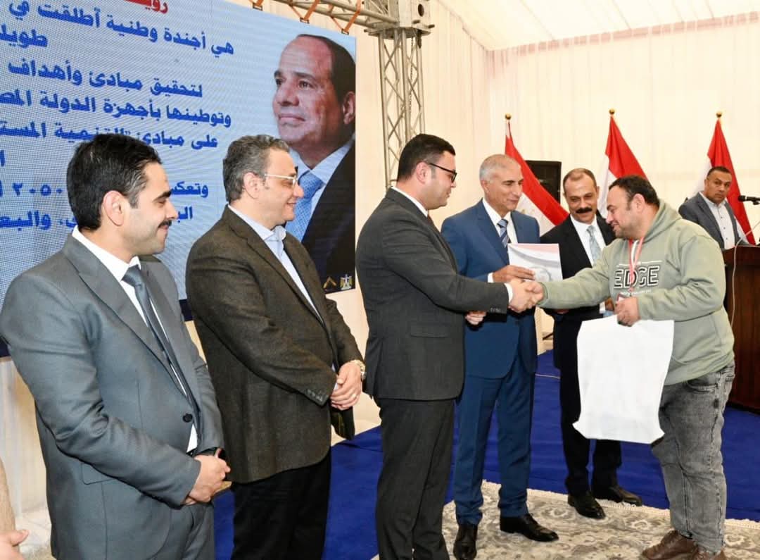 وزير الإسكان يسلم محاضر استلام أراضٍ جديدة بالعبور