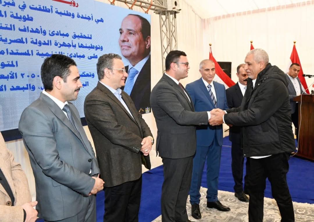 وزير الإسكان يسلم محاضر استلام أراضٍ جديدة بالعبور