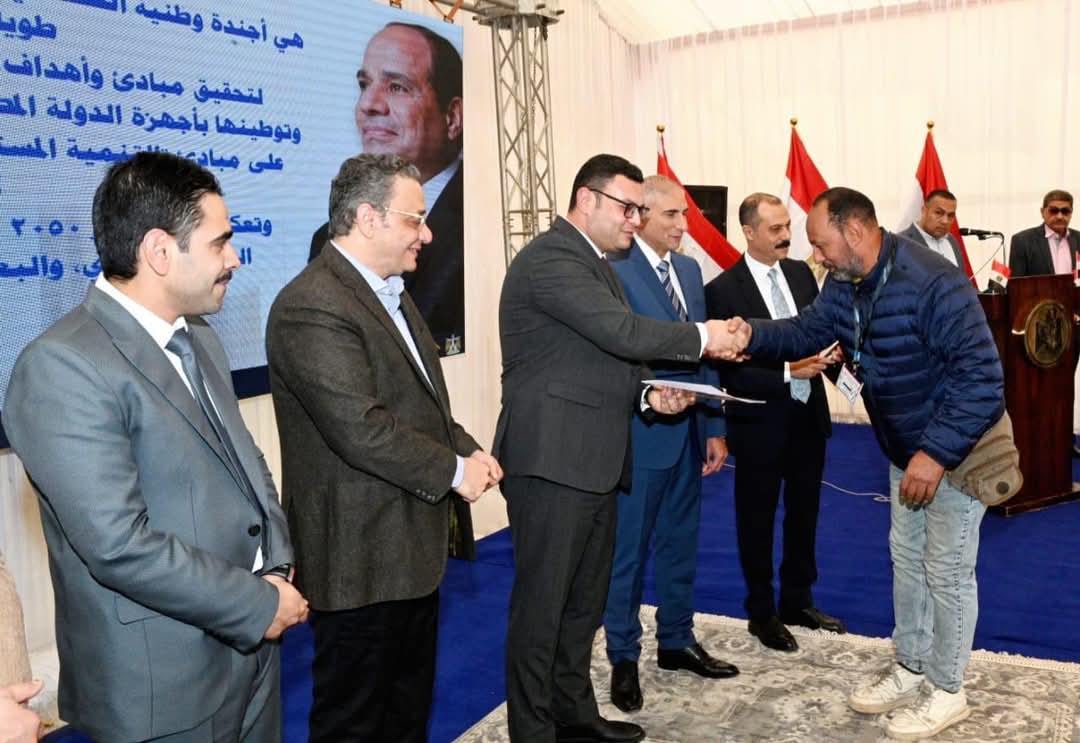 وزير الإسكان يسلم محاضر استلام أراضٍ جديدة بالعبور