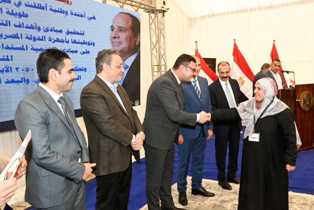 وزير الإسكان يسلم محاضر استلام أراضٍ جديدة بالعبور