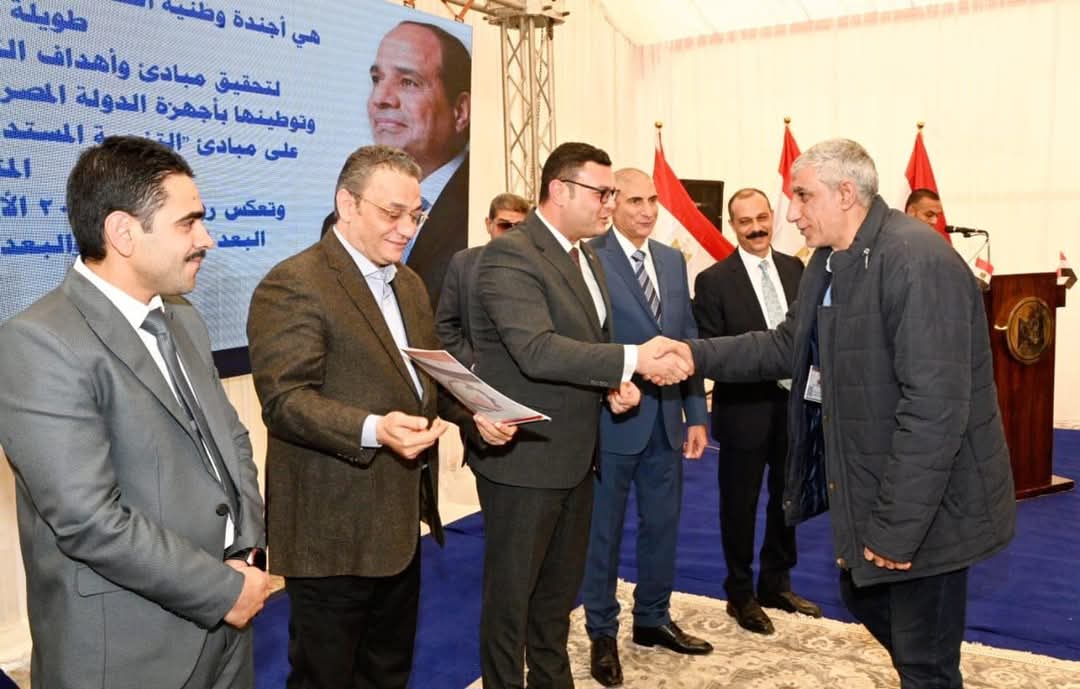وزير الإسكان يسلم محاضر استلام أراضٍ جديدة بالعبور