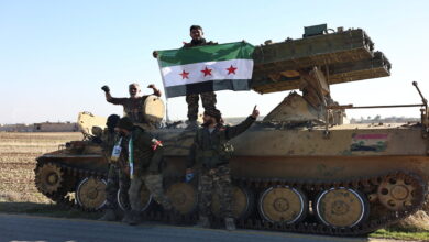 عدة أشخاص يرفعون علم سوريا أرشيفية