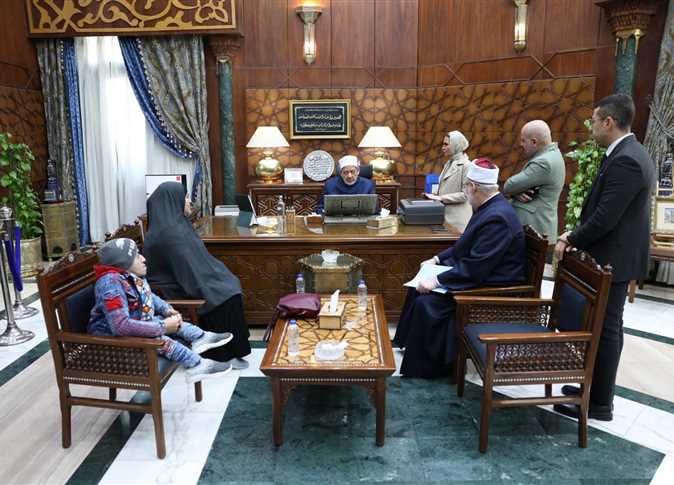 شيخ الأزهر يفي بوعده.. رحلة أم حملت ابنها على كتفها تنتهي في البيت الحرام
