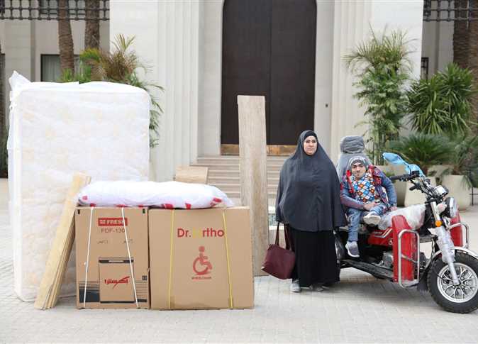 شيخ الأزهر يفي بوعده.. رحلة أم حملت ابنها على كتفها تنتهي في البيت الحرام