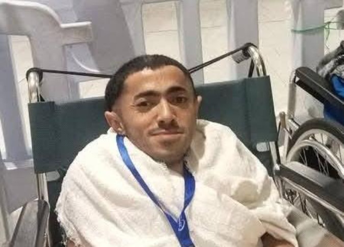 شيخ الأزهر يفي بوعده.. رحلة أم حملت ابنها على كتفها تنتهي في البيت الحرام