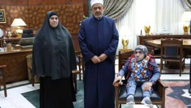 شيخ الأزهر يفي بوعده.. رحلة أم حملت ابنها على كتفها تنتهي في البيت الحرام