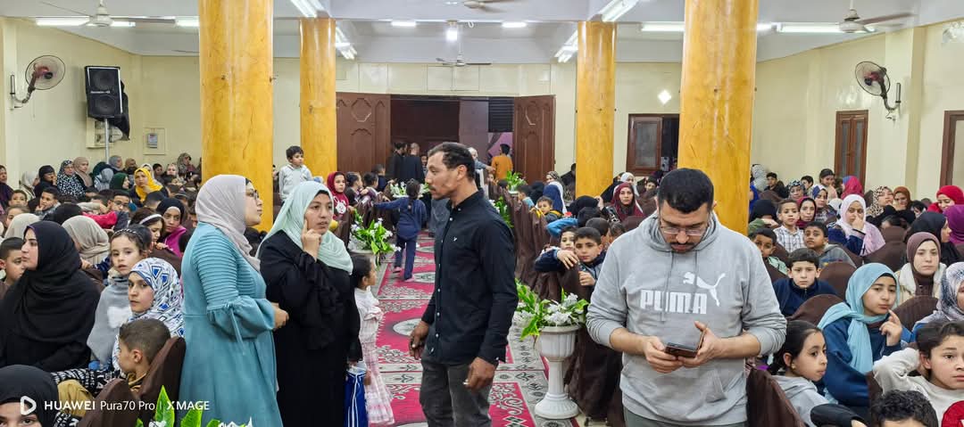 نواب الشرقية يُكرّمون حفظة القرآن الكريم بقرية اكوه