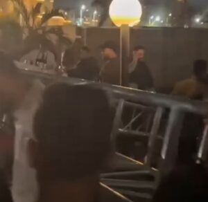 لحظة سقوط استاند إضاءة في حفل تامر حسني داخل قصر البارون