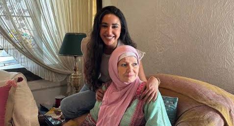 آية سماحة ومشيرة إسماعيل 