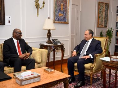 وزير الخارجية يبحث تعزيز التعاون الأكاديمي مع جامعة كارلتون الكندية