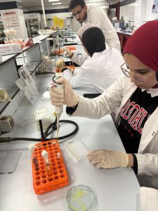 جامعة الأهرام الكندية تستضيف طلابًا من فلسطين وإندونيسيا ضمن برنامج التبادل لطلبة الصيدلة