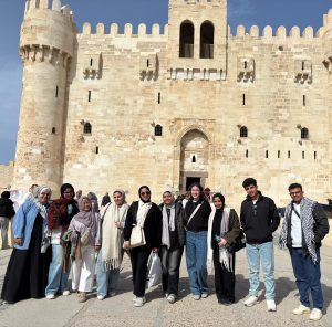 جامعة الأهرام الكندية تستضيف طلابًا من فلسطين وإندونيسيا ضمن برنامج التبادل لطلبة الصيدلة