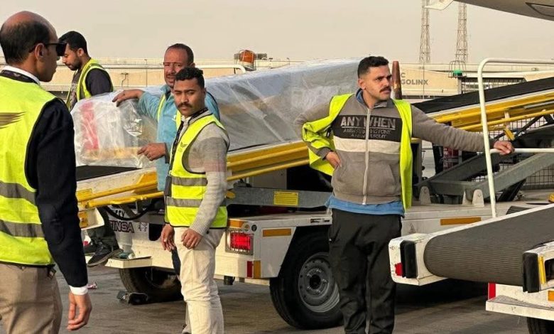 وزير البترول يستقبل جثمان المهندس المصري ضـحية الحـرب الإيرانية بالإمارات