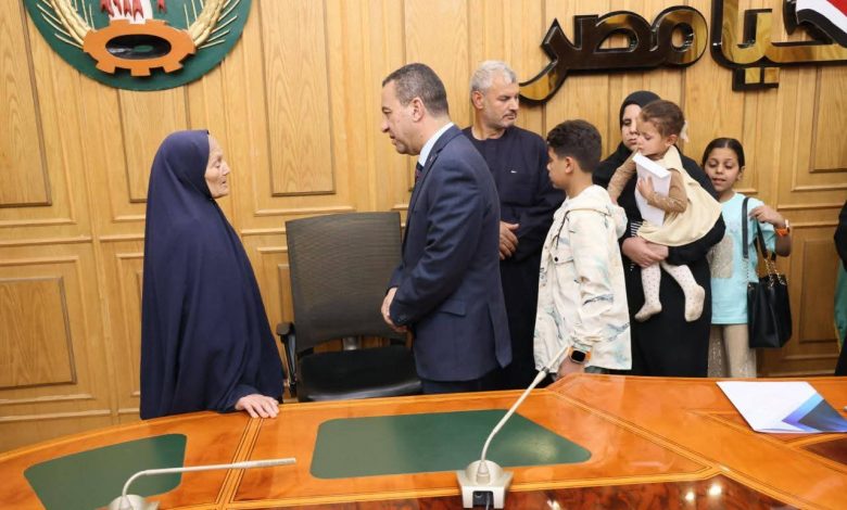محافظ المنوفية يلتقي أسرة «وحيد» شهيد الشهامة