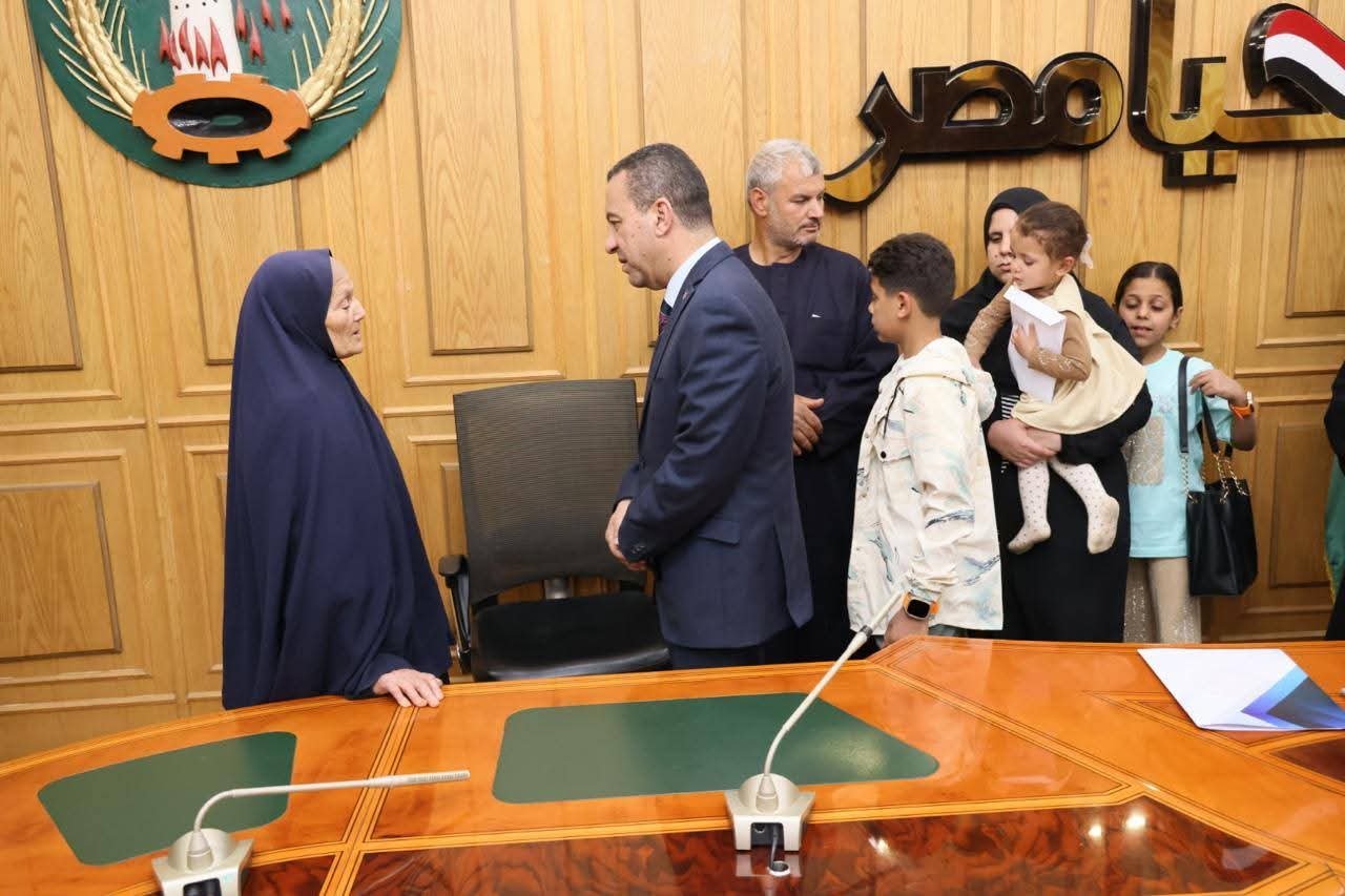 محافظ المنوفية يلتقي أسرة «وحيد» شهيد الشهامة 