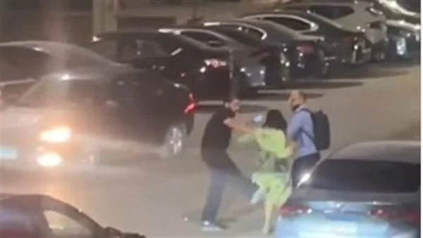 فيديو تعدي شاب على فتاة