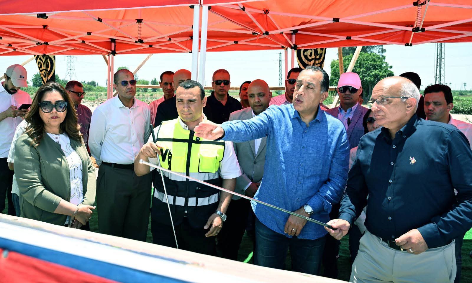 رئيس الوزراء يتفقد مواقع العمل 